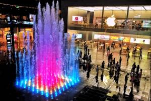 精湛球技助力球队胜利，篮球比赛激情迸发