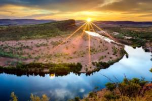 精湛球技助力球队胜利，篮球比赛激情迸发