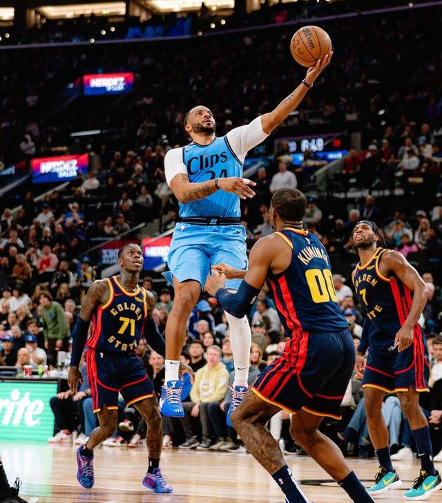 快船负于鹈鹕遭遇两连败，理由在于排兵布阵不得当