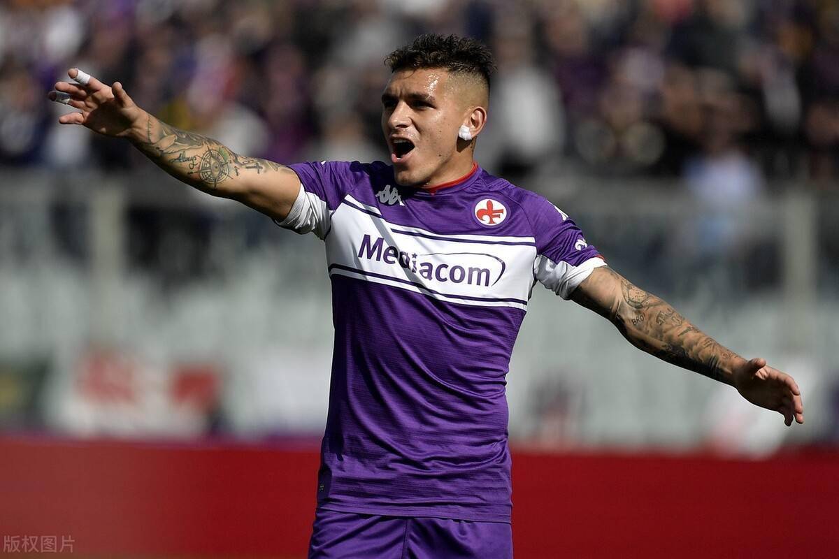 关于佛罗伦萨中场组织能力显著，带领球队连胜的信息