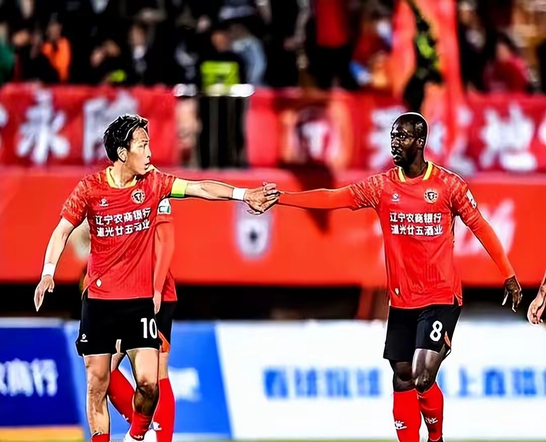 双方球队在激烈对抗中斗得难分难解