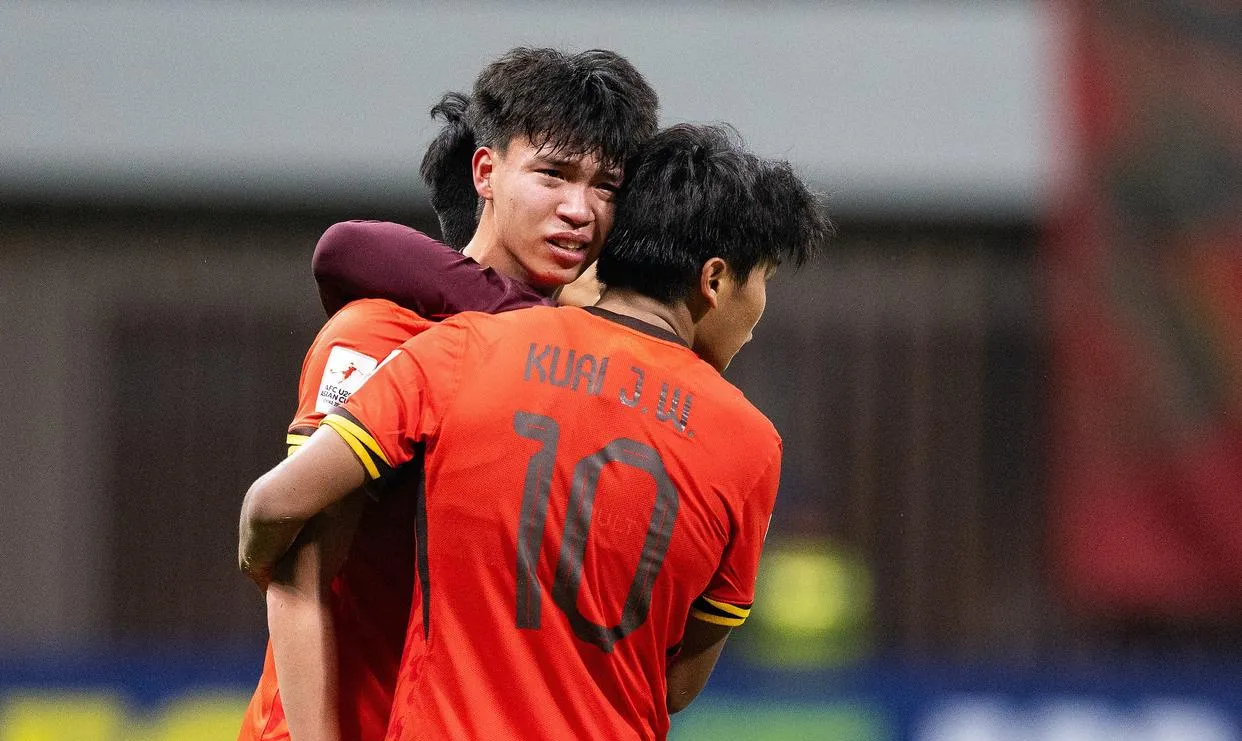 九游体育官网-包含上港主帅交接风波，球队形势岌岌可危的词条